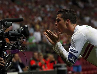 Cristiano celebra ante una c&aacute;mara de la televisi&oacute;n su gol a la Rep&uacute;blica Checa.  