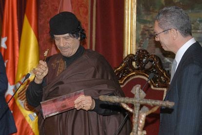 Muamar el Gadafi recibe de Alberto Ruiz-Gallardón la Llave de Oro de Madrid en 2007.
