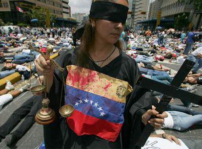 Opositores venezolanos, durante una protesta en Caracas contra la violencia en el país.