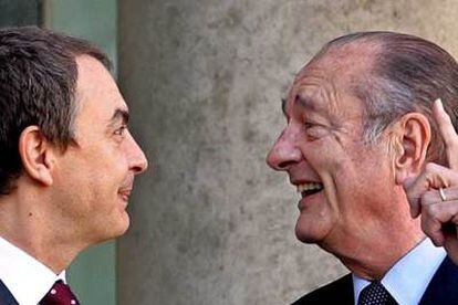 El presidente del Gobierno, José Luis Rodríguez Zapatero (a la izquierda), y el jefe de Estado francés, Jacques Chirac, en el palacio del Elíseo.