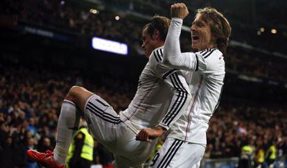 Modric celebra uno de los goles de Bale