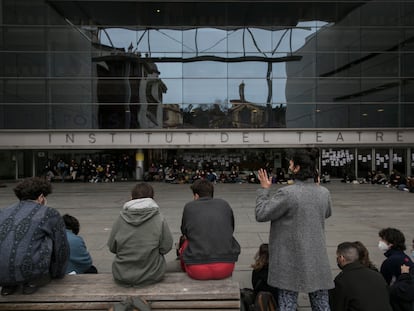 Asamblea de los estudiantes del Institut del Teatre de Barcelona sobre los presuntos abusos sexuales del profesor Joan Ollé.