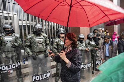 Una mujer a su paso agradece al escuadrón antidisturbios por proteger la manifestación.