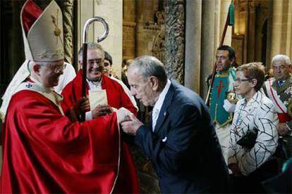 El presidente en funciones de la Xunta, Manuel Fraga, saluda al arzobispo de Santiago, Julián Barrio. Tras él, la nueva presidenta del Parlamento gallego.
