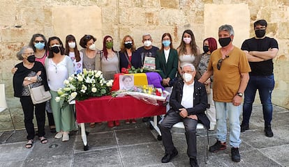 Los descendientes de Ramón Haro reciben sus restos en Encinas de Abajo (Salamanca), la localidad natal del preso republicano ejecutado en Navarra en 1938, en una imagen cedida por por Elizabeth Martín Haro.