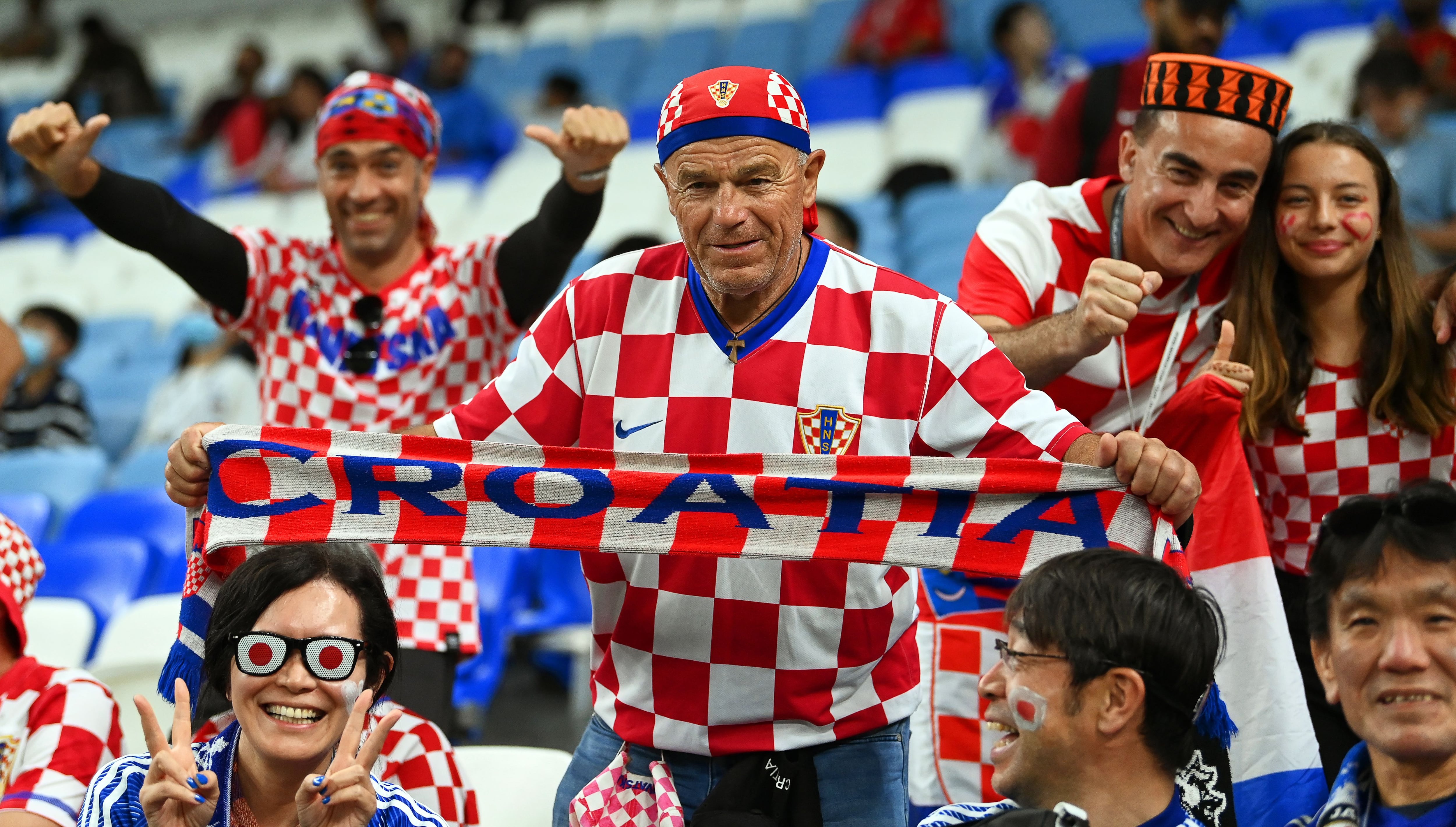 Aficionados de Croacia animan en la grada antes del partido.