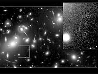 Zona del cielo captada por el telescopio <i>Hubble</i> y, a la derecha, aumentada, el área en la que se observa una imagen doble de la galaxia en formación.