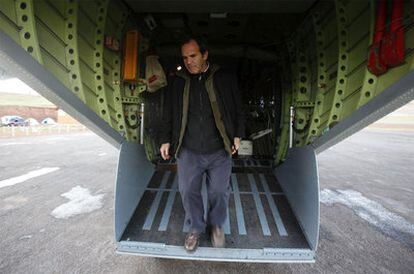 El ministro de Defensa chileno, Andrés Allamand, desembarca en el archipiélago Juan Fernández, el pasado viernes.