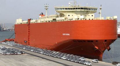 Autom&oacute;viles para exportaci&oacute;n en el puerto de Barcelona. 