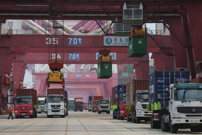 Actividad en el puerto comercial de Qingdao, en la provincia china de Shandong, este lunes