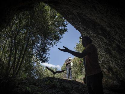 El biòleg Marc López Roig allibera un ratpenat el 7 de maig en una cova de la Noguera.