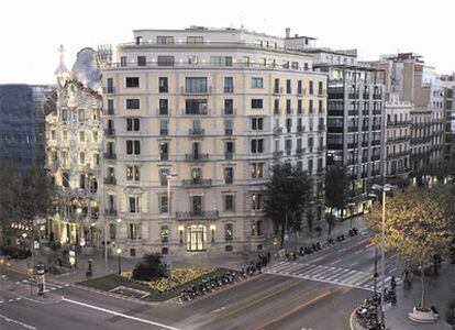 Edificio en Paseo de Gracia, Barcelona, donde Renta Corporación vende viviendas de Amancio Ortega.