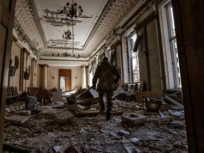 Un militar muestra el interior de un edificio gubernamental en Járkov destruido por los bombardeos rusos.