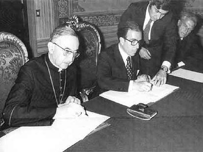 El ministro de Exteriores Marcelino Oreja, en la firma del acuerdo con el cardenal Jean Villot en 1979.