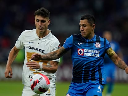 Julio César Domínguez, del Cruz Azul, durante un partido contra Pumas, en abril de 2022.