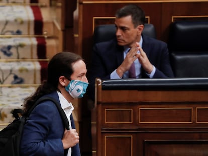 El vicepresidente segundo del Gobierno, Pablo Iglesias, pasa ante Pedro Sánchez, el miércoles en el Congreso.