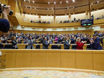 La bancada socialista del Senado aplaude al presidente del Gobierno, Pedro Sánchez, tras la sesión del miércoles.