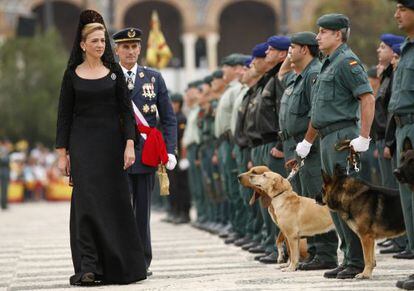 La infanta Cristina revisa las tropas durante un acrto oficial en Sevilla en 2008.