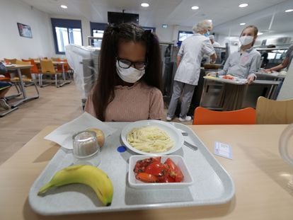 Una alumna del Colegio de Secundaria Henri Matisse de Nice, Francia, se dispone a almorzar en el comedor de su escuela el 1 de octubre de 2020.