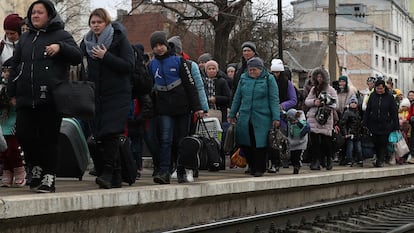 Ciudadanos ucranios procedentes de Dnipro y de la region de Járkov llegaban el día 8 a la estación de Pidzamche, en Lviv, acondicionada ante la avalancha de refugiados.