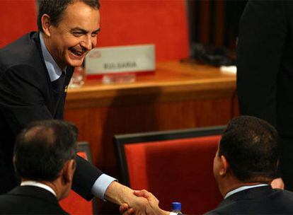 José Luis Rodriguez Zapatero estrecha la mano de Hugo Chávez durante la primera jornada de la V Cumbre América Latina, Unión Europea y el Caribe, que ha comenzado hoy en Lima, Perú.