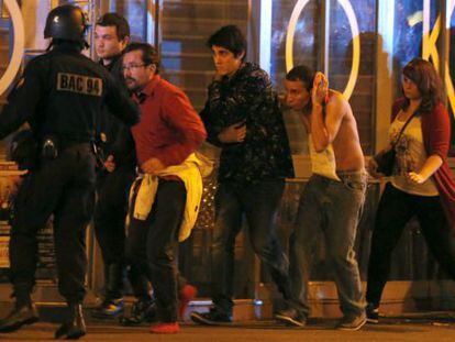 Rehenes de la sala Bataclán de París son evacuados por la policía el día de los atentados del 13 de noviembre.
