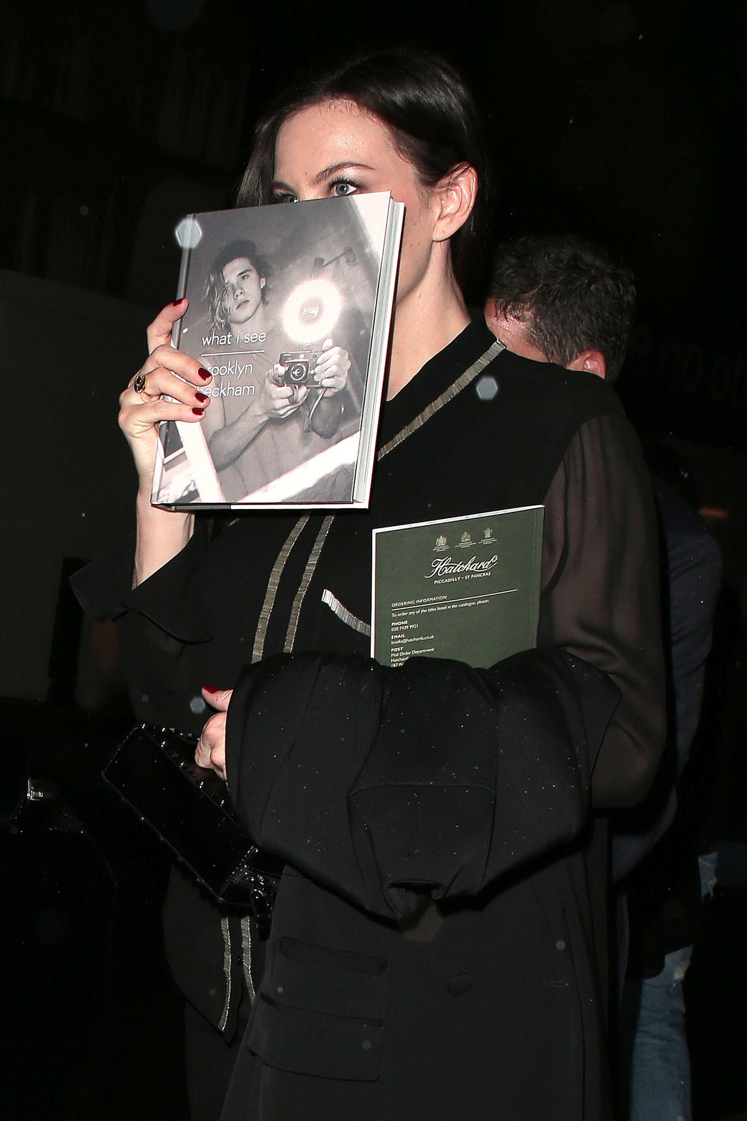 Liv Tyler llega a la exposición de las fotografías de Brooklyn Beckham en un local de Mayfair (Londres) en junio de 2017.