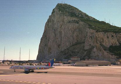 Imagen del aeropuerto de Gibraltar, con un avi&oacute;n despegando y el pe&ntilde;&oacute;n al fondo.