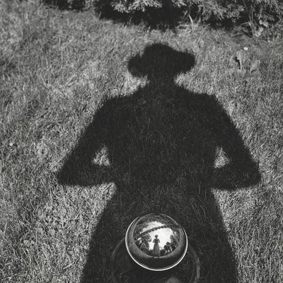 Autorretrato de Vivian Maier sin título ni fecha.