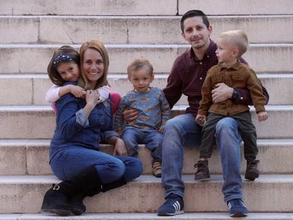 Miguel Ángel Fernández y Tamara Guerrrero, con sus tres hijos.