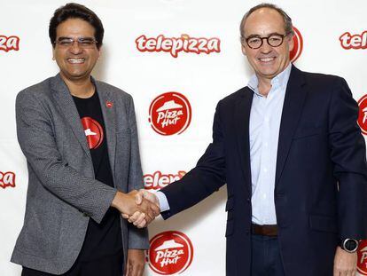 Milind Pant, presidente de Pizza Hut, y Pablo Juantegui, de Telepizza, en una imagen facilitada por la empresa española.