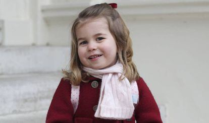 La princesa Carlota de Cambridge en le palacio de Kensington antes de su primer día de colegio en Londres.