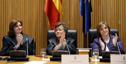 La abogada Cristina Almeida, entre la presidenta de la Asociaci&oacute;n Nosotras Mismas, Sara D&iacute;az, y Pilar Cancela, presidenta de la Comisi&oacute;n de Igualdad del Congreso.