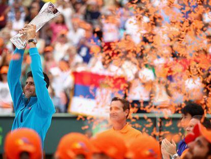 Djokovic eleva el trofeo de campeón en Miami.