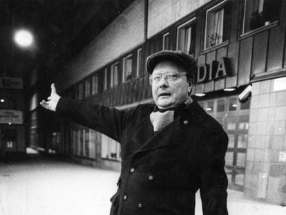 Stig Engström, conocido como 'el hombre de Skandia', cerca del lugar donde fue asesinado Olof Palme, en febrero de 1986, en Estocolmo.