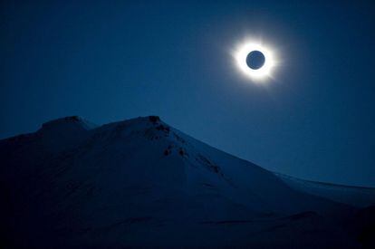 El eclipse total de sol se divisa desde Longyearbyen, en el archipi&eacute;lago de Svalbard, en Noruega.