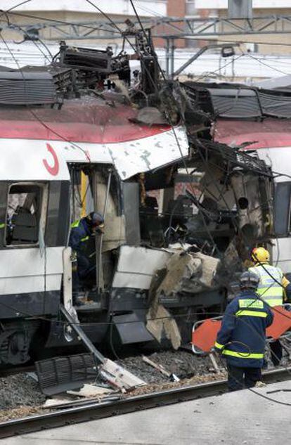 Bomberos y sanitarios del Samur atienden a las víctimas en la estación de Santa Eugenia.