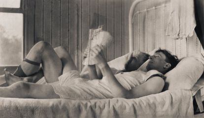 La mayoría de las imágenes de la colección son retratos en los que las parejas posan. En esta, dos hombres comparten cama, sus piernas se entrelazan, uno lee. Muestra una escena cotidiana.