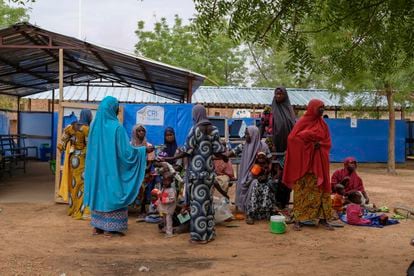 Madres esperan desde temprano a que comience la atención en el centro de educación nutricional de Aguié, al sur de Níger.