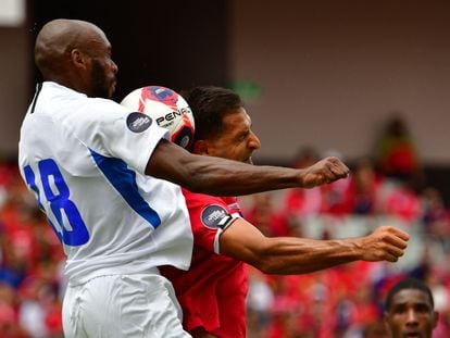Borges pelea con Rivierez, de Martinica, en el duelo de la Concafaf Nations League el pasado 5 de junio.