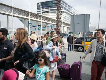 Creueristes desembarquen al port de Barcelona.