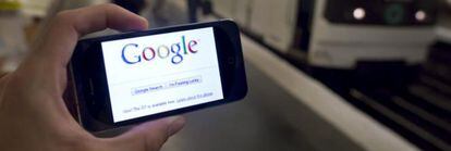 La página de inicio de Google aparece en un teléfono inteligente en una estación central del "Metro" parisino, en París, Francia