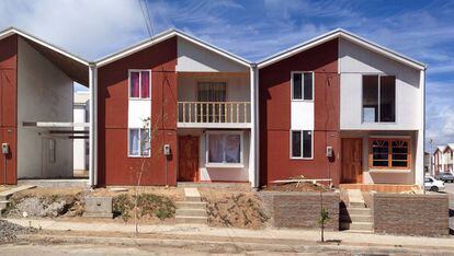 Viviendas sociales del proyecto Villa Verde de Elemental, de Alejandro Aravena, en Constitución (Chile).