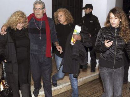 Montes Neiro sale con varios familiares del juzgado de Marbella tras ser puesto en libertad con cargos la noche del viernes.