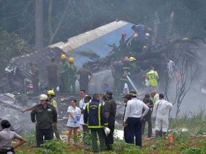 El personal de emergencias trabaja en el avión que este viernes se ha estrellado cerca de La Habana.