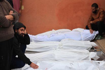 Familiares lloran junto a los cadáveres de la familia Kalusa, muertos en un ataque israelí en Jan Yunis, este miércoles. 