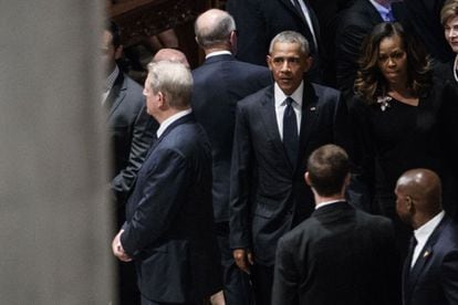 El expresidente de Estados Unidos Barack Obama junto a su esposa Michelle, antes del funeral en la catedral de Washington.