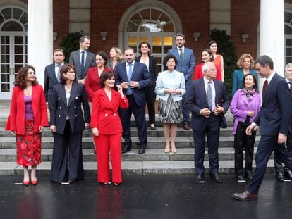 Primer Consejo de Ministros del nuevo Gobierno celebrado en el Complejo de la Moncloa. Foto de familia.