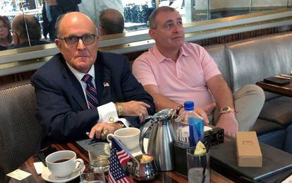 Rudy Giuliani (izquierda) toma café en el hotel de Trump en Washington con Lev Parnas, el pasado mes de septiembre.