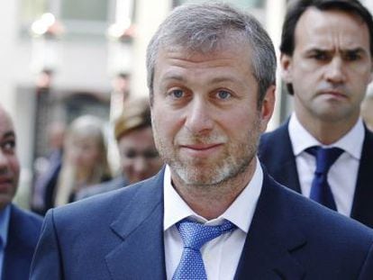 Roman Abramovich la su salida del tribunal comercial de Londres.